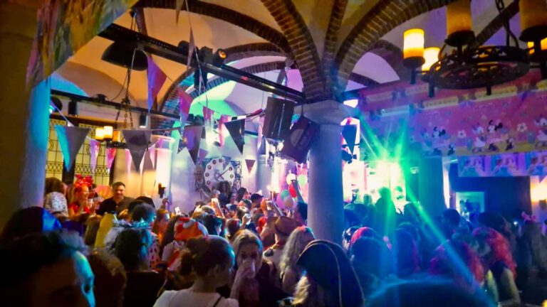 Instagram post from restaurant.de.waagh. This post is in position 1.