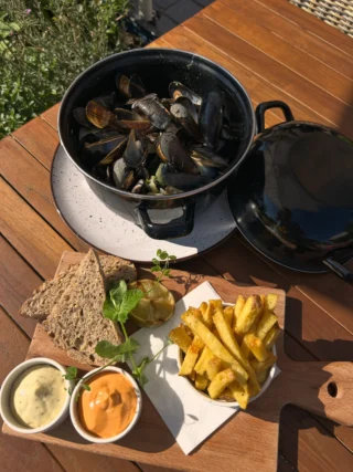 Instagram post from restaurant.de.waagh. This post is in position 1.