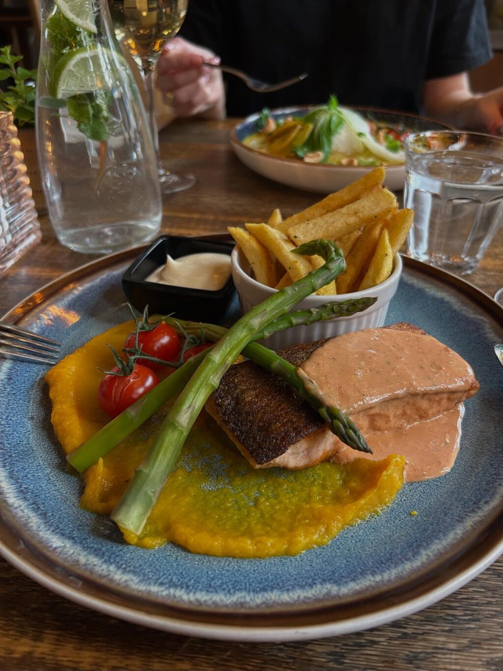 Instagram post from restaurant.de.waagh. This post is in position 1.