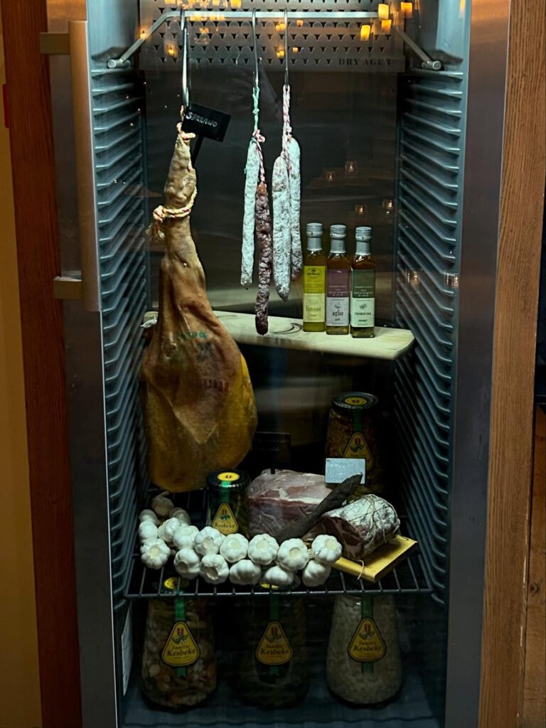 Instagram post from restaurant.de.waagh. This post is in position 1.